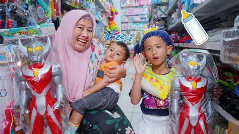 DUA BAYI LUCU AZAM ALI NGAMBEK MINTA BELI MAINAN ULTRAMAN BESAR YouTube