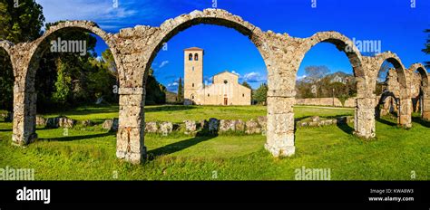 Imponente Monastero Di San Vincenzo Al Volturno Molise L Italia Foto