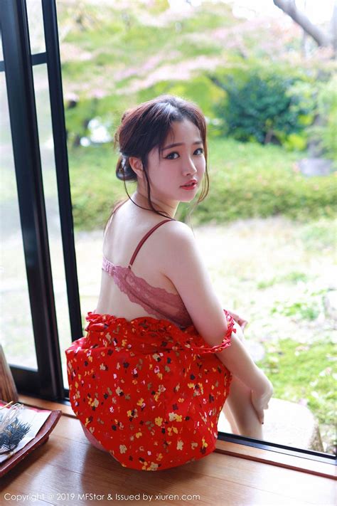 Đẹp phồn thực với vòng một gợi cảm của hot girl Xu Cake