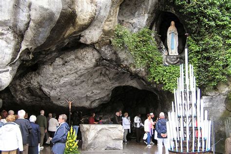 A Lourdes La Grotte De Massabielle Rouvre Apr S Deux Ans De Fermeture