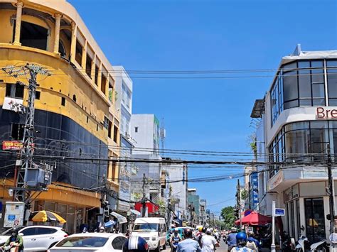 Nhiều con đường ở trung tâm Đà Nẵng chằng chịt dây điện