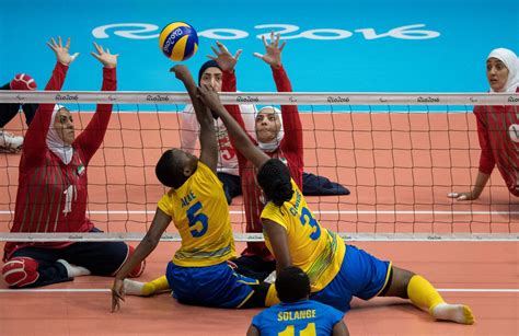 Atletas De Voleibol Sentado Forman Familia En Cancha