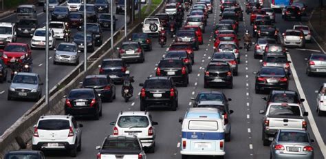 Motorista enfrenta o maior congestionamento do ano pela manhã em SP