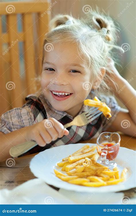 Petite Fille Mangeant Des Pommes Frites Photo Stock Image Du Adorable