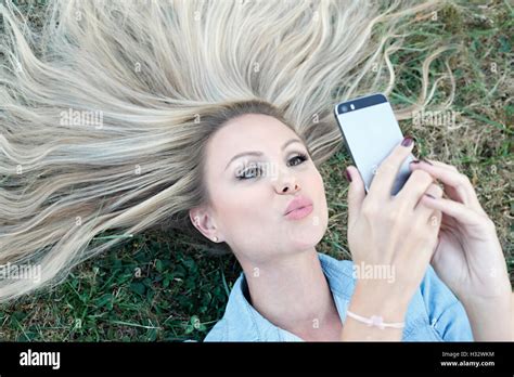 Jeune Fille Blonde Relaxante Banque De Photographies Et Dimages Haute R Solution Alamy