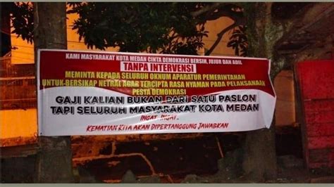 Puluhan Spanduk Bertebaran Di Depan Kantor Lurah Dan Jalanan Diduga