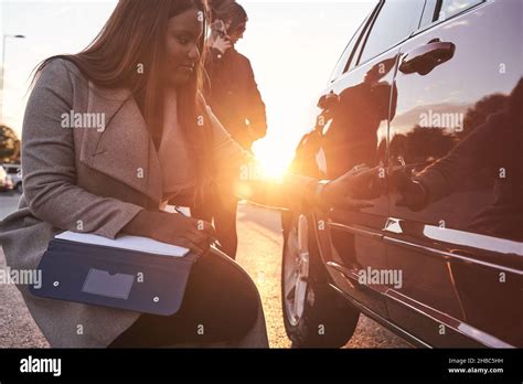 L Agent D Assurance Examine La Voiture Pendant Que Le Conducteur Parle