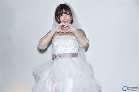 「av女友」紗倉真菜穿婚紗 被粉絲現場求婚心動了！ Ettoday星光雲 Ettoday新聞雲