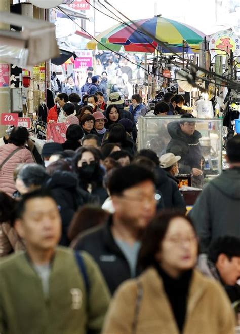 오늘의 1면 사진 설 앞두고 북적이는 전통시장 네이트 뉴스