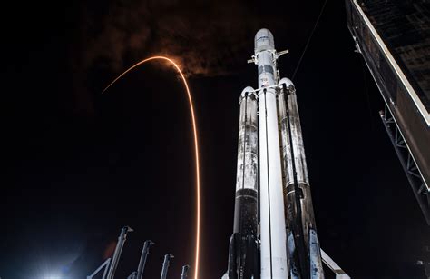 SpaceX releases epic video of Falcon Heavy returning to Earth