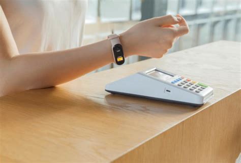 NFC platby z Xiaomi Mi Band 4 míří na západ do Evropy. Kde teď fungují?