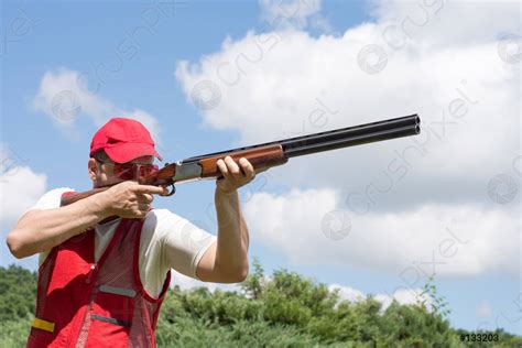 Un Homme Qui Tire Avec Un Fusil De Chasse Stock Photo Crushpixel Hot