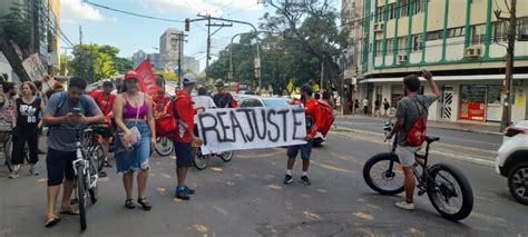 Trabalhadores de aplicativos realizam manifestação exigindo direitos em