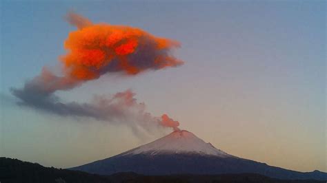 Vulkan Popocatépetl spuckt mehrere Rauch und Aschewolken aus