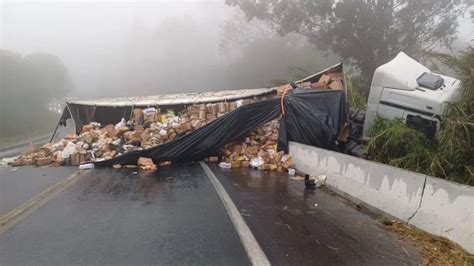 Batida Frontal Entre Caminh O E Carro Deixa Dois Mortos Na Br Em