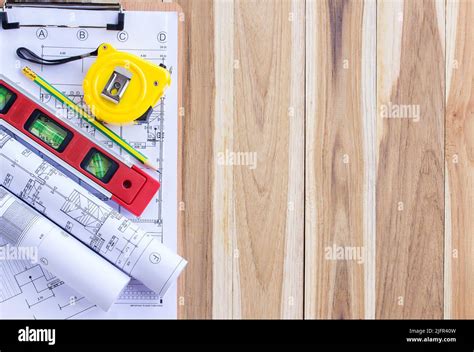 Plan De Arquitectura Y Rollos De Planos Con Kit De Herramientas Para Los Trabajos Del Ingeniero