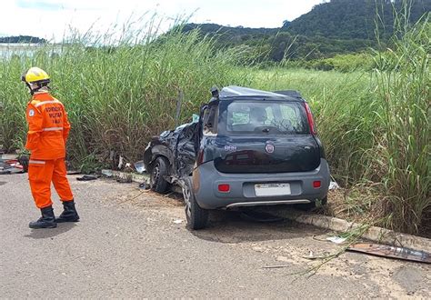 Colisão Entre Caminhão E Dois Carros Deixa Duas Pessoas Mortas Na Br