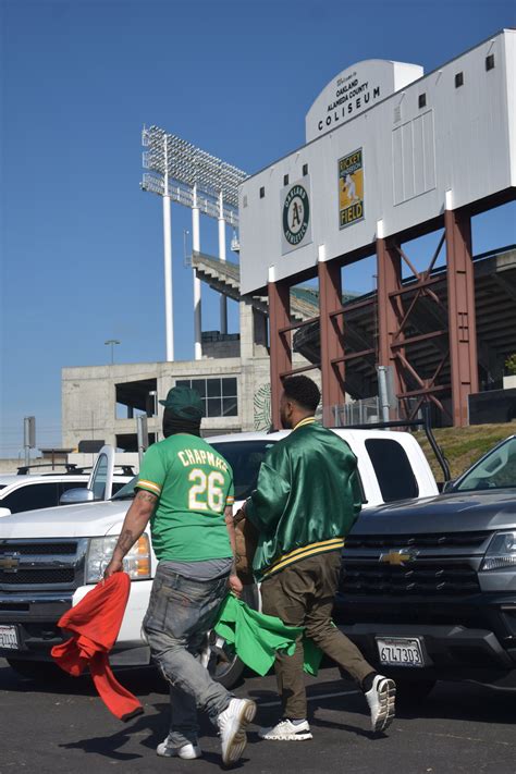 (Photos) A special night in Coliseum history: Oakland fans perform a
