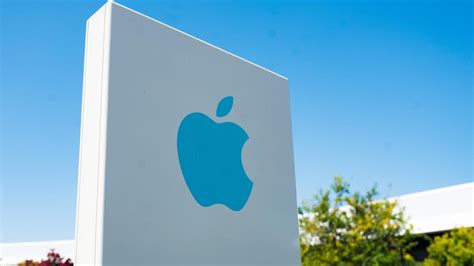 Apple Hits 3 Trillion In Market Value