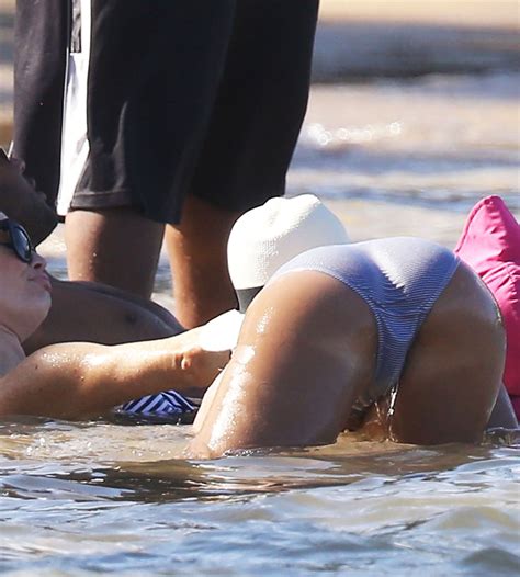 Jessica Alba Hot Bent Over Photo