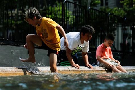 Muôn kiểu hạ nhiệt khi thời tiết nắng nóng gay gắt ở Mỹ