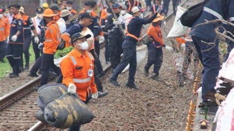 Jelang Mudik Lebaran 2024 KAI Daop 8 Surabaya Bersih Bersih Sampah