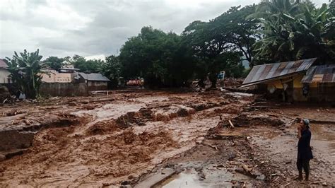 Al Menos 155 Muertos Por Las Inundaciones Y Deslizamientos De Tierra En