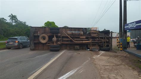 V Deo Caminh O Tomba E Causa Congestionamento Na Rod Br Entre