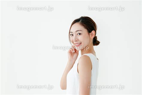 笑顔で振り返る女性 小顔 フェイスライン 白背景の写真素材 168549642 イメージマート