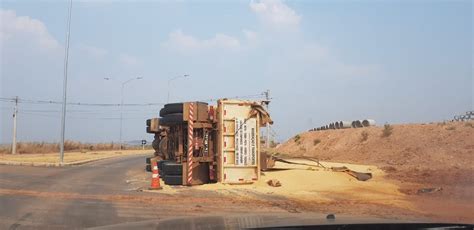 Caminhão tomba na Estrada da Guia e deixa pista parcialmente