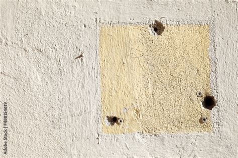 Pared Blanca Con Mancha Amarilla De Obra Casa De Pueblo Encalada Con