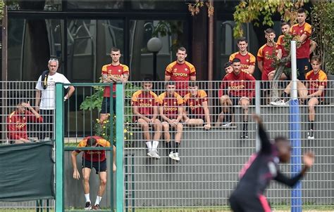 Roma L Omaggio Di Trigoria A Vialli Prima Dell Allenamento Mourinho