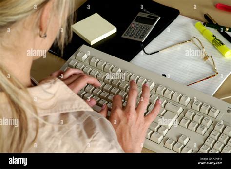 Mujer escribiendo en el teclado del ordenador Fotografía de stock Alamy