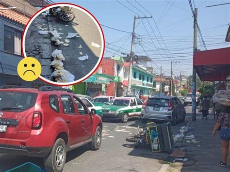 Se Le Cayeron Las Tortillas Moto Repartidor Choca Contra Taxi En Xalapa