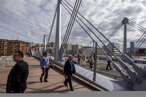 Inauguraci N Del Puente Frank Gehry Que Une Pais Vasco El Mundo