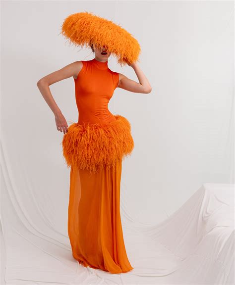Vestido Maxi Naranja con Plumas | CLARO Couture