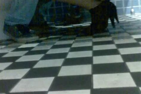 Fotografiată în Timp Ce Făcea SEX ORAL în TOALETA Unui Club Libertatea