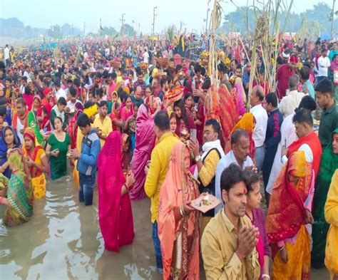 Chhath Puja 2022 छठ पूजा पर जगमग हुए प्रयागराज के गंगा यमुना घाट तस्