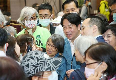 台北市信賴台灣之友會成立 賴清德與支持者合影圖 中央通訊社 Line Today