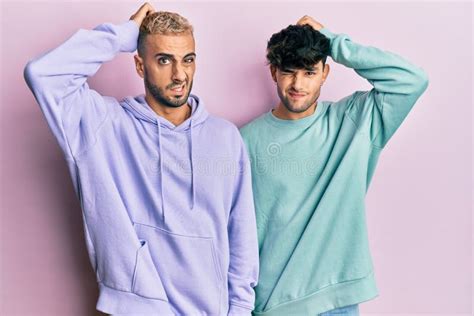 Homosexual Gay Pareja De Pie Juntos Usando Ropa Amarilla Deprimido Y Preocupación Por Angustia