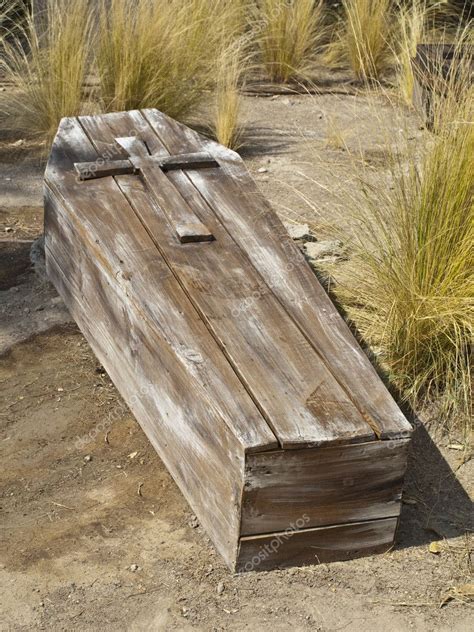Pictures: old wooden coffin | Vintage Wooden Coffin — Stock Photo