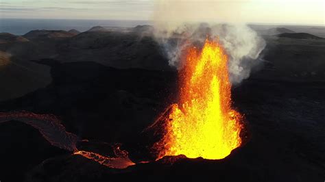 火山爆发，火山口沸腾熔岩飞溅岩浆流淌视频素材延时摄影视频素材下载高清3840x2160视频素材下载凌点视频素材网编号470922