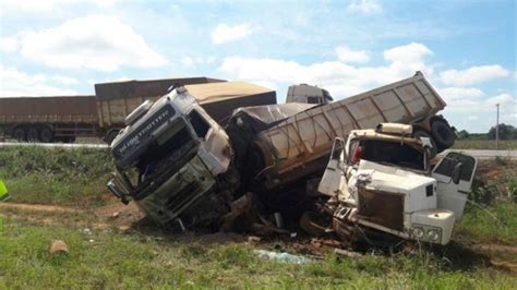 Carretas Batem De Frente E Motoristas Ficam Feridos Na BR 163