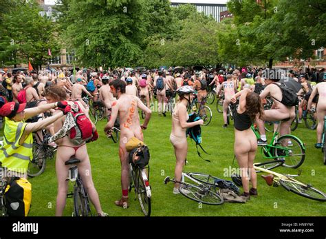 World Naked Bike Ride Manchester Teilnehmer Stockfotografie Alamy