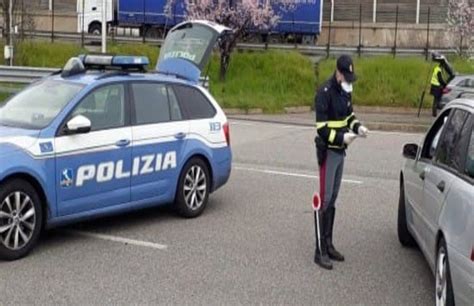 A Perde Il Controllo Dellauto Ed Esce Fuori Strada Foto