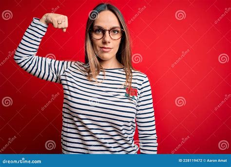 Jeune Belle Femme Blonde Aux Yeux Bleus Portant Des Lunettes Debout Sur Fond Rouge Personne