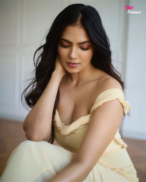Malavika Mohanan Hot Cleavage Exposed In Sleeveless Gown Glamsundari In