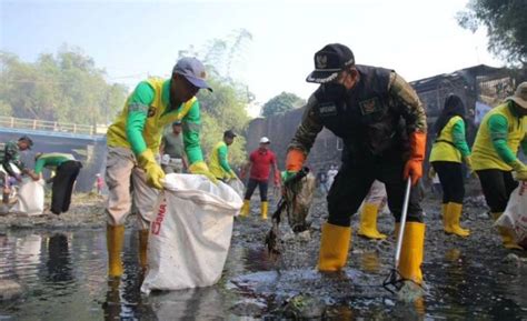 Pagi Pagi Bupati Ngawi Dan Warga Memunguti Sampah Di Sungai Walikukun