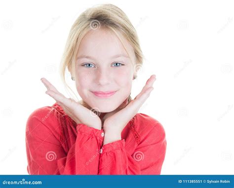 Fille Blonde Mignonne Avec Des Mains Sous Le Menton Image Stock Image