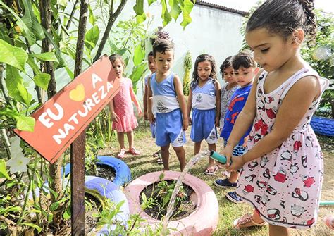 Escola pública envolve as crianças e a comunidade para transformar o